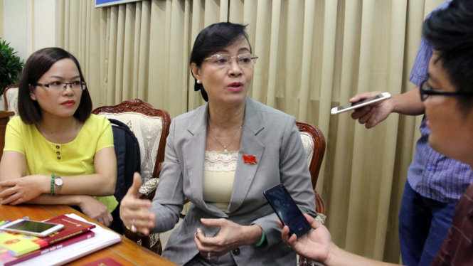 Chủ tịch HĐND TP.HCM Nguyễn Thị Quyết Tâm trao đổi với báo chí sau phiên họp - Ảnh: TIẾN LONG