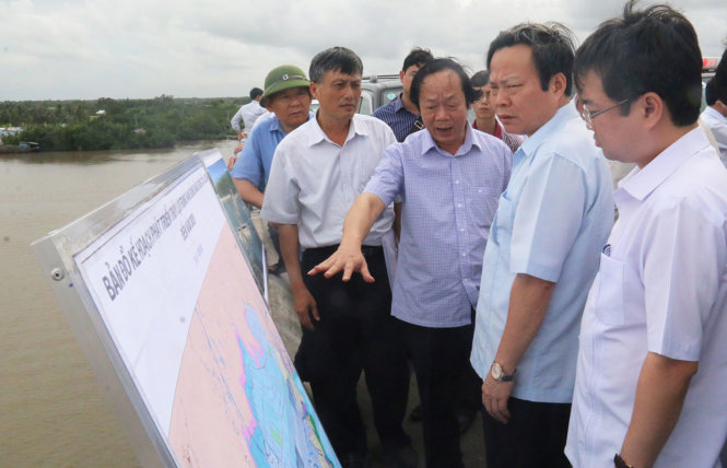 Phó chủ tịch Quốc hội Phùng Quốc Hiển khảo sát tình hình biển đổi khí hậu ven bờ biển tỉnh Kiên Giang - Ảnh: K.NAM