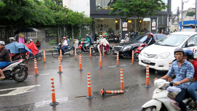 Ba dải phân cách mềm phân chia bốn làn xe trên đường Hoàng Văn Thụ (Q.Tân Bình, TP.HCM). Có trụ bị cán đổ - Ảnh: T.T.D.