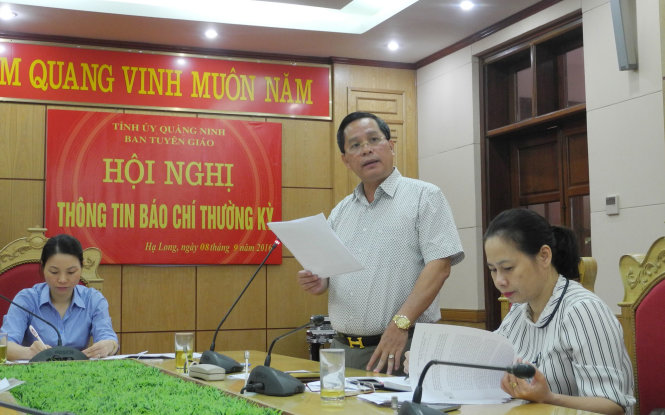 Chủ tịch UBND Tp Hạ Long Phạm Hồng Hà thông báo chấm dứt dịch vụ ăn tiệc trong hang động vịnh Hạ Long tại họp báo sáng 8-9 - Ảnh: ĐỨC HIẾU