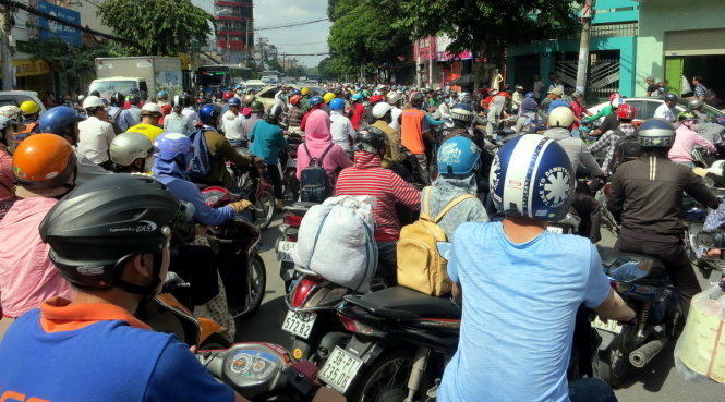 Kẹt xe kéo dài trên đường Nguyễn Thái Sơn, quận Gò Vấp, TP.HCM sáng 8-9 - Ảnh: THANH ĐẠM