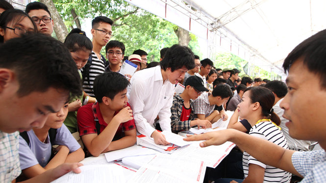 Nhiều bạn trẻ đến tham dự ngày hội tư vấn xét tuyển ĐH&CĐ 2016 do báo Tuổi Trẻ tổ chức  tại Hà Nội