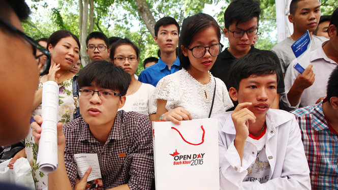 Nhiều bạn trẻ đến tham dự ngày hội tư vấn xét tuyển ĐH&CĐ 2016 do báo Tuổi Trẻ tổ chức tại Hà Nội