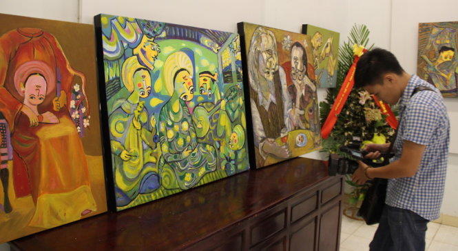 Ba bức tranh họa sĩ Nguyễn Đại Giang cho tỉnh Thừa Thiên - Huế, từ trái qua: Áo dài, Ca Huế, Văn Cao và Trịnh Công Sơn. Ảnh: MINH AN