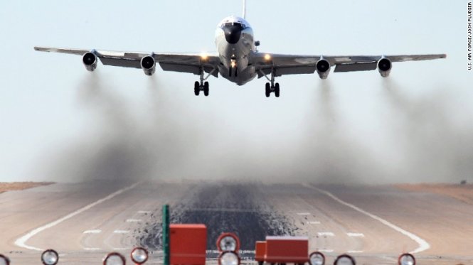 Một máy bay WC-135W sẽ thu thập các mẫu không khí tại bán đảo Triều Tiên để xác minh thông tin CHDCND Triều Tiên tiến hành vụ thử hạt nhân lần thứ 5 ngày 9-9 - Ảnh: CNN