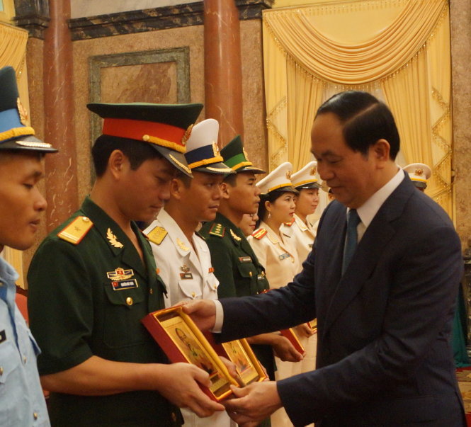 Chủ tịch nước Trần Đại Quang trao tặng ảnh chân dung Bác Hồ cho các đại biểu trẻ - Ảnh: N.M.