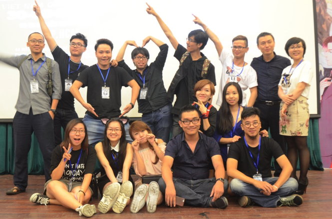 Biên kịch Nguyễn Khánh Dương (hàng ngồi, thứ tư từ trái qua) cùng các họa sĩ trẻ tại Vietnam Comics Day 2015 - Ảnh: Comicola