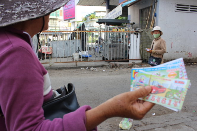 Những ngày qua, người bán vé số dạo, lẻ tại khu vực cây xăng cũ, gần chợ Phan Rang (Ninh Thuận) trong tâm trạng lo sợ khi khách lạ hỏi mua vé số Cà Mau và TP.HCM - Ảnh: MINH TRÂN