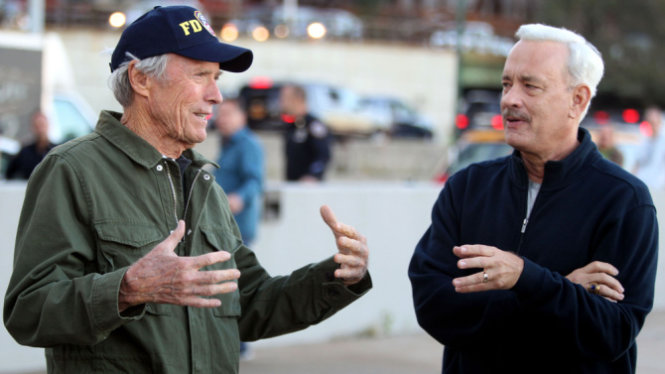 Đạo diễn Clint Eastwood (đội nón) từng làm nhiều phim tiểu sử về người anh hùng nước Mỹ như American Snipper, Gran Torino - Ảnh Variety