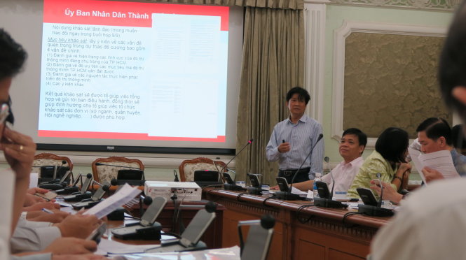 Ông Lê Thái Hỷ trình bày lộ trình xây dựng đề án TP thông minh - Ảnh: MAI HOA