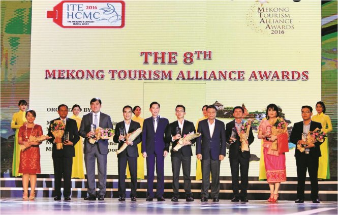 Vietnam Airlines nhận giải “Hãng hàng không Việt Nam xuất sắc nhất của năm tại lễ khai mạc Hội chợ Du lịch Quốc tế TP.HCM (ITE HCMC 2016) diễn ra tại trung tâm hội nghị GEM Center, TP.HCM 	Ảnh: DUYÊN PHAN