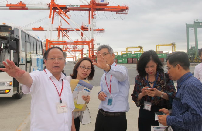 Ông Tất Thành Cang và đoàn công tác khảo sát thực tế tại cảng Osaka ngày 8-9 - Ảnh: THANH BÌNH