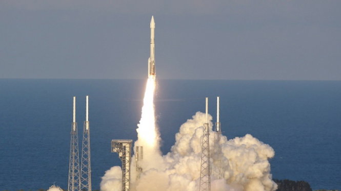 Tàu thăm dò OSIRIS-REx được phóng đi sáng nay 9-9 - Ảnh: AP