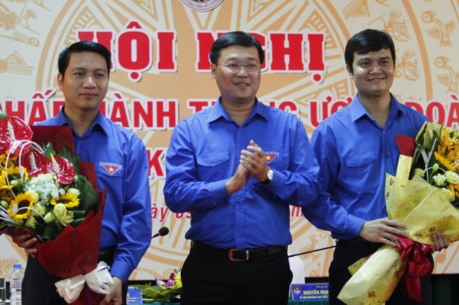 Đồng chí Lê Quốc Phong tặng hoa chúc mừng hai tân Bí thư TƯ Đoàn - Ảnh: NAM TRẦN