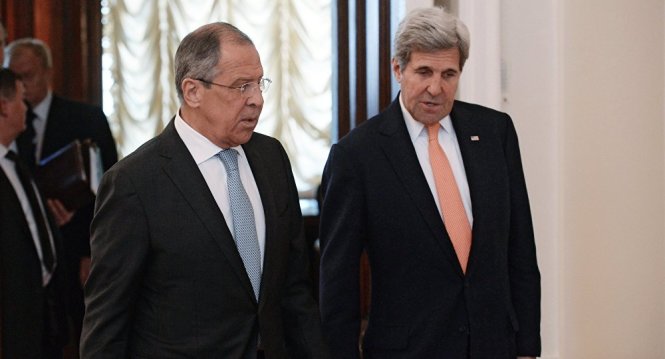 Ngoại trưởng Nga Lavrov và ngoại trưởng Mỹ Kerry (phải) - Ảnh: Sputnik