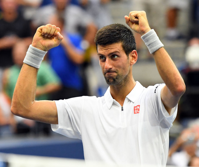 Djokovic ăn mừng chiến thắng trước Monfils. Ảnh: REUTERS