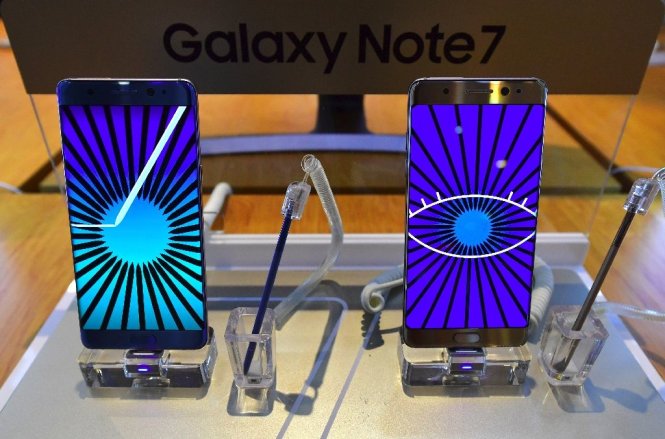 Samsung ngừng bán Galaxy Note 7 và thu hồi 2,5 triệu máy sau sự cố pin nổ hoặc cháy trong lúc sạc - Ảnh: AFP