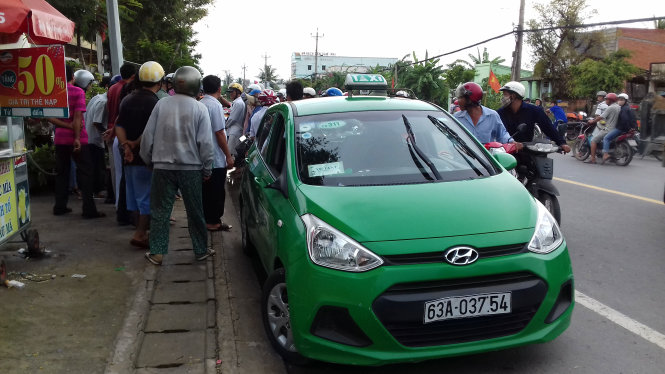 Chiếc taxi Mai Linh bị Giang đập phá và bẻ gãy kính chiếu hậu - Ảnh: HOÀI THƯƠNG