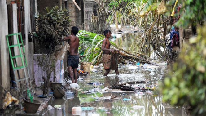 Lũ lụt tại ngoại ô Colombo, Sri Lanka khiến dịch bệnh dễ bùng phát - Ảnh: Reuters