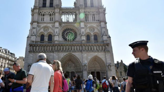 Nhà thờ Đức Bà là một trong những địa điểm du lịch nổi tiếng tại Paris - Ảnh: AFP