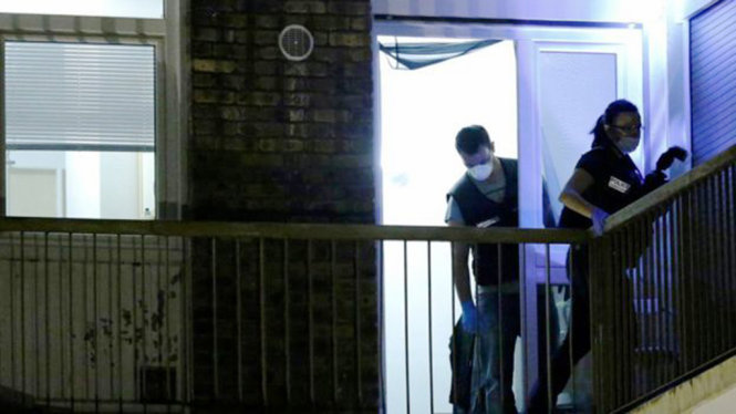 Cảnh sát Pháp lục soát ngôi nhà mà một trong các nghi can đã ở - Ảnh: Reuters