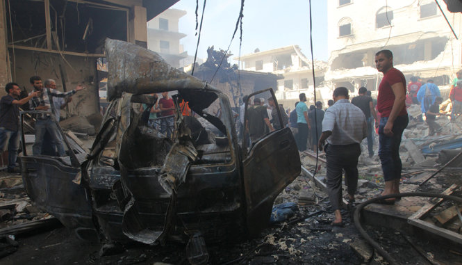 Khu chợ tại tỉnh Idlib bị không kích - Ảnh: REUTERS