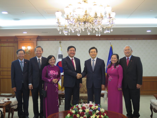 Thủ tướng Hàn quốc Hwang Kyo-Ahn tiếp đoàn đại biểu TPHCM - Ảnh: HỒNG HIỆP