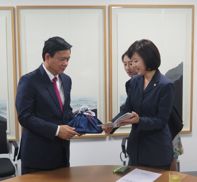 Bộ trưởng Bộ Văn hóa, Thể thao và Du lịch Hàn quốc Cho Yoon- Sun giới thiệu văn hóa Hàn quốc với Bí thư Thành ủy TP Đinh La Thăng - Ảnh: HỒNG HIỆP