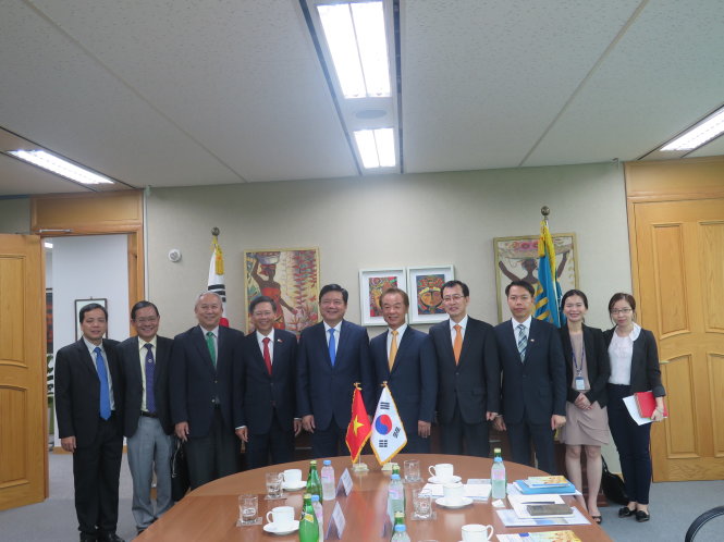 Chủ tịch Cơ quan Hợp tác Quốc tế Hàn quốc (KOICA) Kim In Shik chụp hình lưu niệm với đoàn đại biểu TPHCM - Ảnh: HỒNG HIỆP
