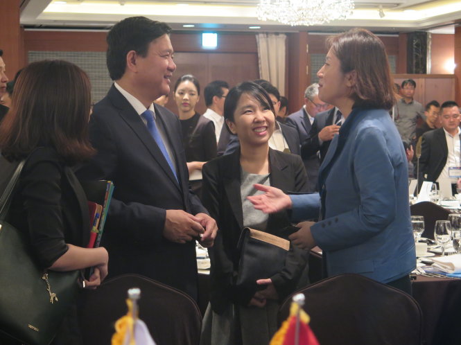 Bí thư Thành ủy TPHCM Đinh La Thăng gặp gỡ doanh nghiệp tại diễn đàn Doanh nghiệp Hàn quốc - Việt Nam - Ảnh: HỒNG HIỆP