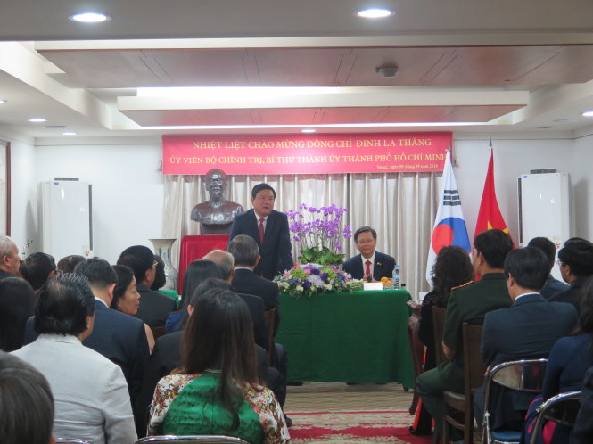 Bí thư Thành ủy TPHCM Đinh La Thăng trò chuyện với cộng đồng người Việt Nam tại Hàn quốc - Ảnh: HỒNG HIỆP