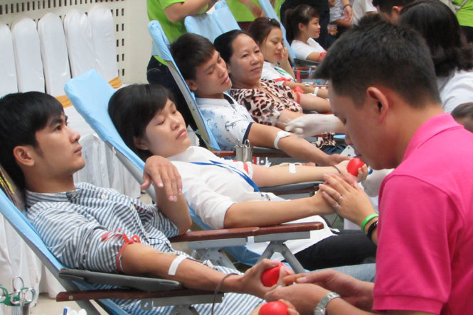 Các bạn trẻ trẻ đăng ký hiến máu tình nguyện cho các bệnh nhi - Ảnh: HÀ THANH