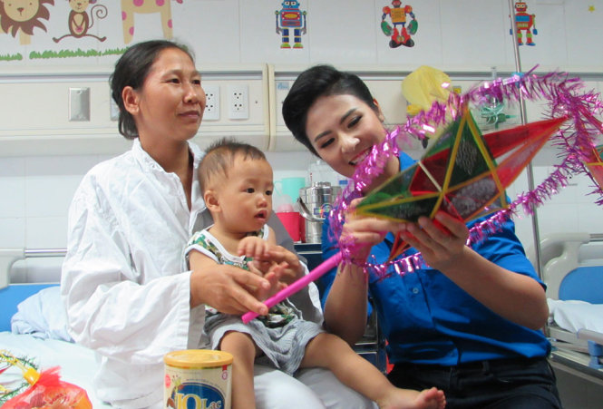 Hoa hậu Việt Nam 2010 Ngọc Hân đến tặng quà cho các bệnh nhi tại Bệnh viện hữu nghị Việt Đức nhân dịp Tết trung thu - Ảnh: HÀ THANH