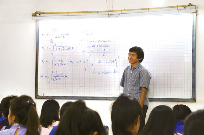 Thầy Nguyễn Thế Vinh dạy toán ở mái ấm Hướng Dương - Ảnh: YẾN TRINH