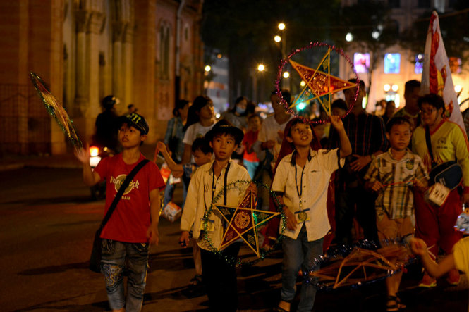 Các em cùng xuống phố rước đèn trước Bưu điện trung tâm Sài Gòn
