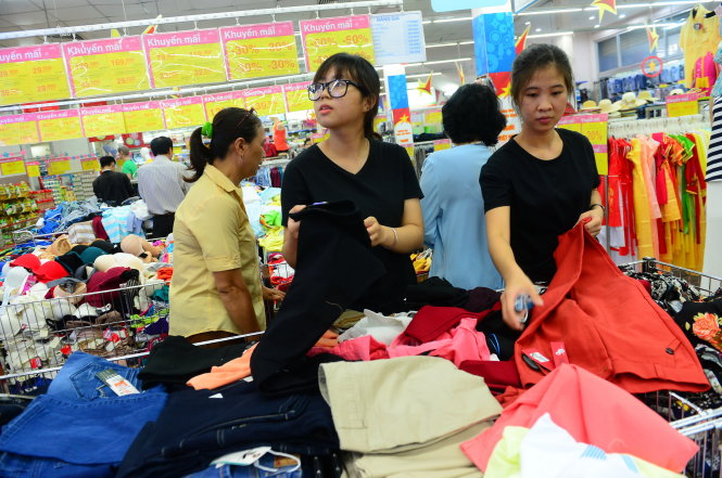 Hàng Việt được bày bán nhiều trong hệ thống siêu thị Co.op Mart. Trong ảnh: người dân mua sắm tại hệ thống siêu thị Co.op Mart ở TP.HCM - Ảnh: QUANG ĐỊNH