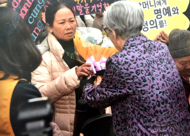 Bà Thanh trong chuyến qua Hàn Quốc kể chuyện thảm sát năm 2015 và được những người phụ nữ Hàn từng là nô lệ tình dục của lính Nhật tặng hoa, thăm hỏi - Ảnh: nhân vật cung cấp