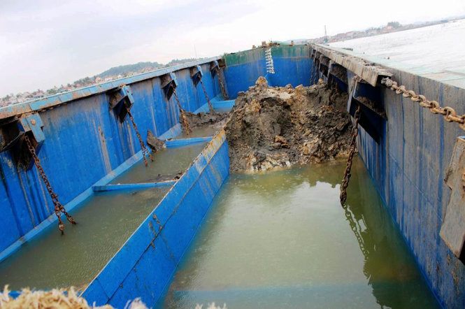 Chất thải còn lại trên boong tàu xả thải xuống vùng biển Nghệ An - Ảnh: N.VÂN