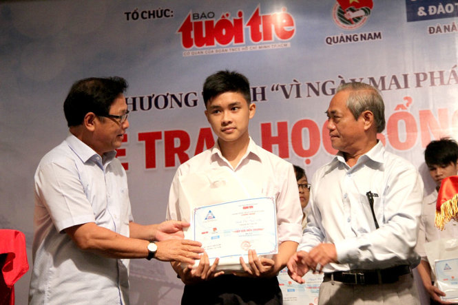 Các thành viên CLB Tiếp sức đến trường Quảng Nam - Đà Nẵng trao học bổng cho tân sinh viên - Ảnh: Đ.CƯỜNG