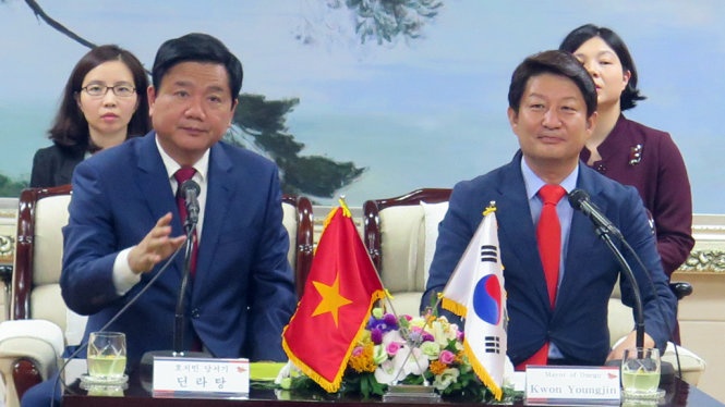 Ông Kwon Young-jin - Thị trưởng thành phố Daegu tiếp Bí thư Thành ủy TPHCM Đinh La Thăng - Ảnh:H.H