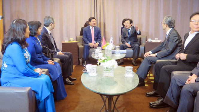 Thị trưởng thành phố Busan- Suh Byung Soo tiếp Bí thư Thành ủy TPHCM Đinh La Thăng - Ảnh: H.H