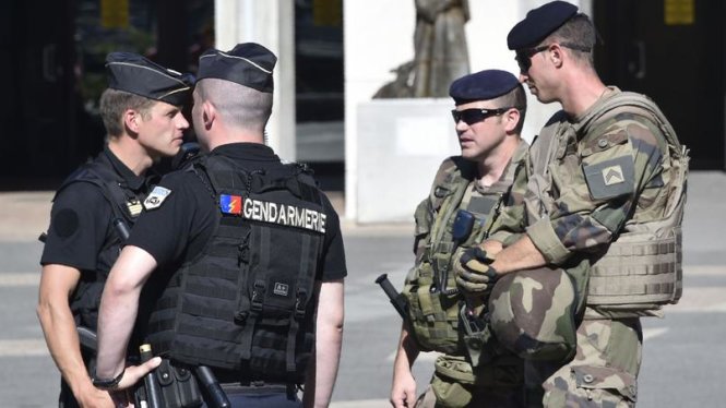 Nước Pháp phải huy động cả quân đội tham gia cùng cảnh sát bảo vệ an ninh thường nhật Ảnh: AFP
