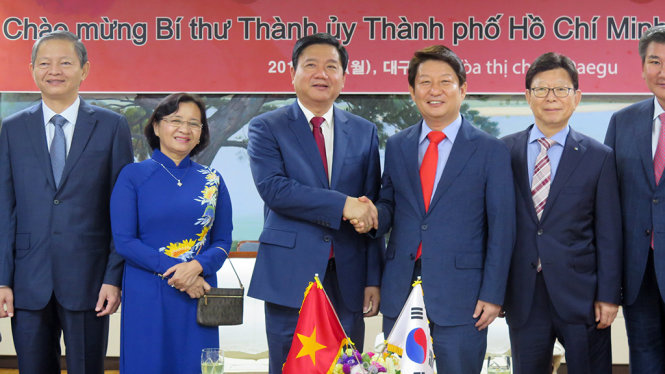 Ông Kwon Young-jin - Thị trưởng thành phố Daegu tiếp Bí thư Thành ủy TPHCM Đinh La Thăng - Ảnh: H.H