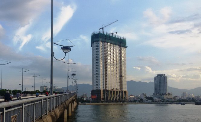 Khách sạn, căn hộ cao cấp Mường Thanh Khánh Hòa đã xây “vượt trần” đến tầng 43 (Ảnh chụp chiều 09-9-2016) - Ảnh: PHAN SÔNG NGÂN