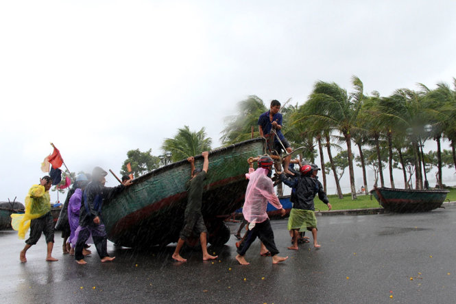 Trời mưa to, ngư dân Đà Nẵng khẩn trương đưa tàu thuyền lên bờ - Ảnh: ĐOÀN CƯỜNG