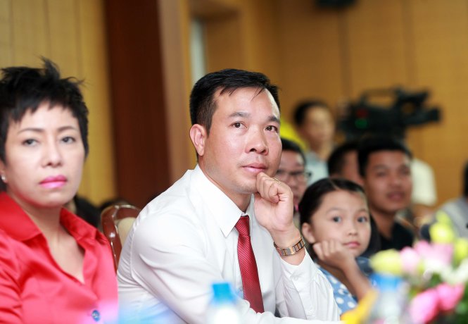 Xạ thủ Hoàng Xuân Vinh và HLV Nguyễn Thị Nhung (trái) tại buổi họp báo công bố Cúp chiến thắng. Ảnh: Nam Khánh