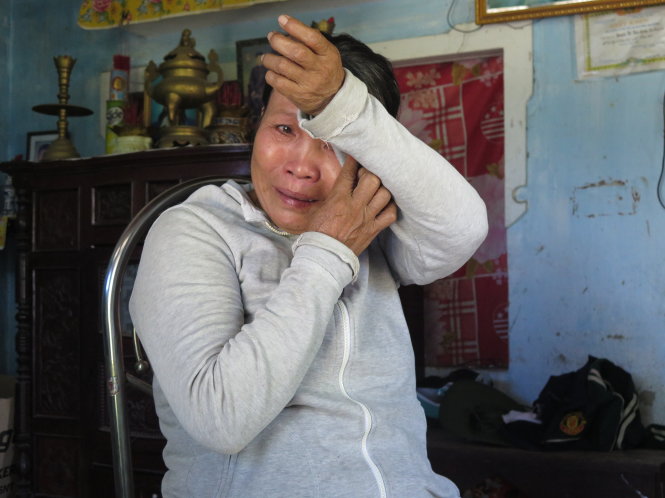 Bà Nguyễn Thị Bôn kể chuyện về hai chị em mình - Ảnh: TẤN VŨ