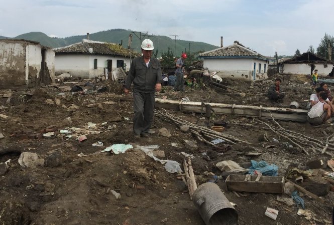 Một đại diện của Hội chữ thập đỏ tại địa phương đang kiểm tra tình trạng thiệt hại của các ngôi nhà trong trận lũ lụt tại Hoeryŏng, tỉnh Hamyong Bắc - Ảnh: AFP
