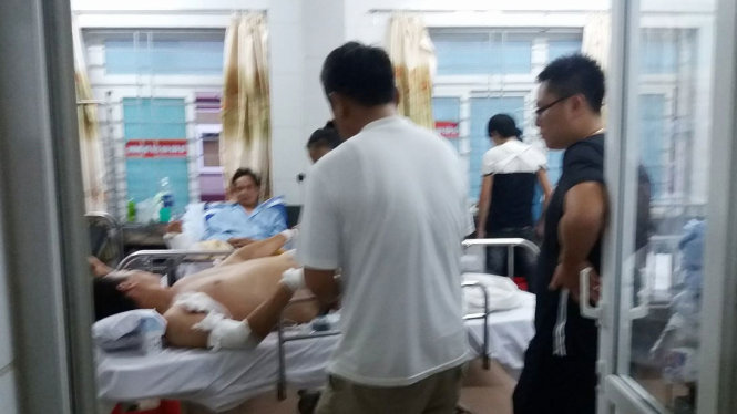 Một trong hai nạn nhân vụ hỗn chiến đang được cấp cứu tại bệnh viện - Ảnh: DOÃN HÒA