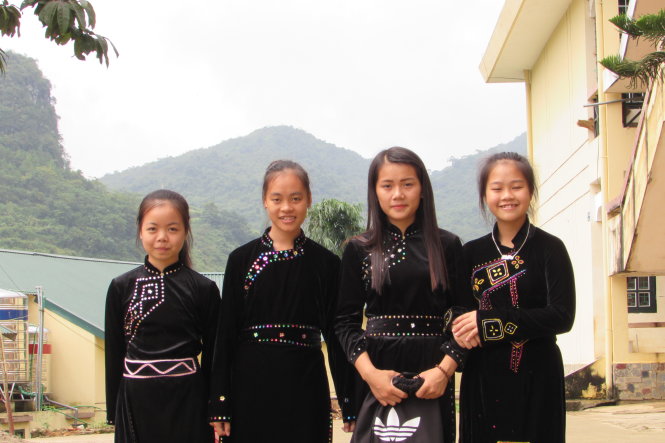 Ánh Tuyết (thứ hai từ phải sang) cùng các học sinh ở Trường PTDT nội trú huyện Ngân Sơn - Ảnh: HÀ THANH